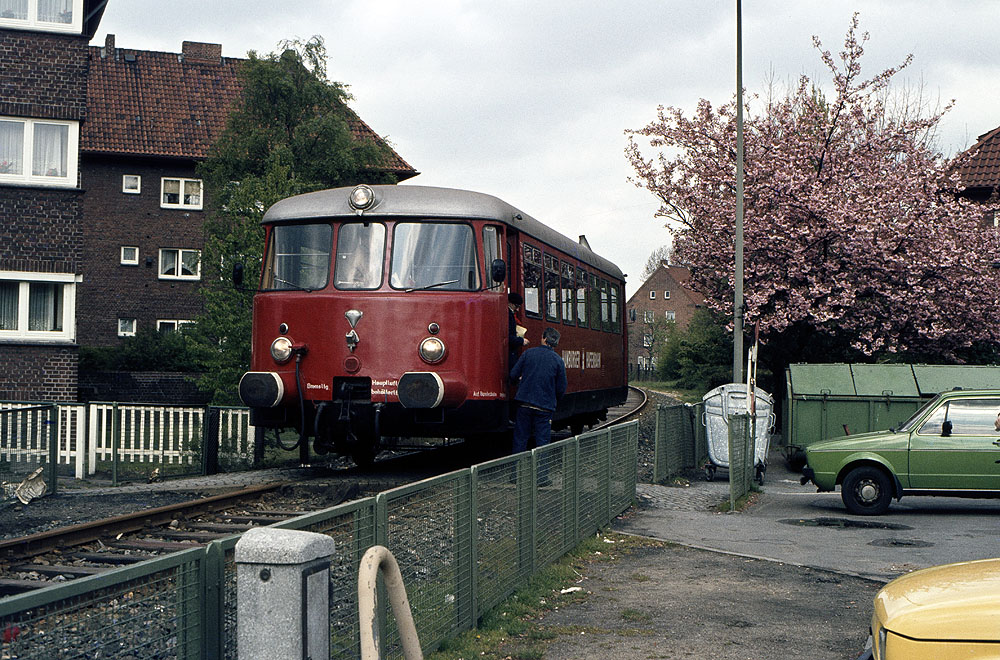 https://www.eisenbahnfotograf.de/datei/Mai 1981/920236 HB VT4.42 Finkenwerder 4.5.1981.jpg